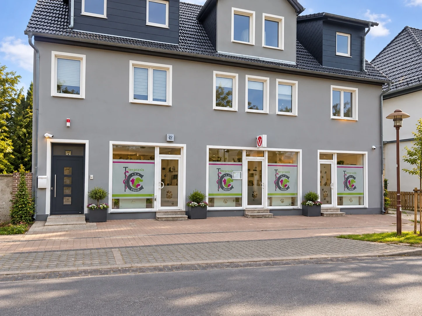 Außenansicht der Tierarztpraxis Czetö mit Fensterfront und Eingängen in Röblingen am See.